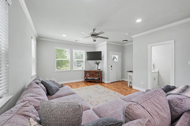 909 E 33rd Street, Houston, TX 77022