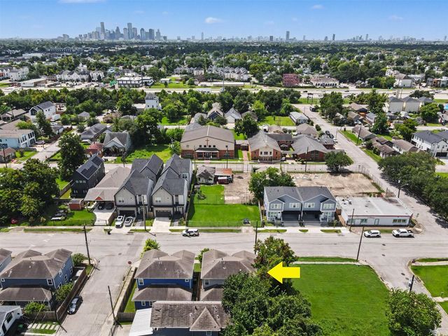 909 E 33rd Street, Houston, TX 77022