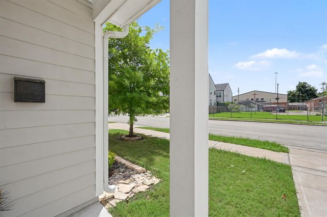 909 E 33rd Street, Houston, TX 77022