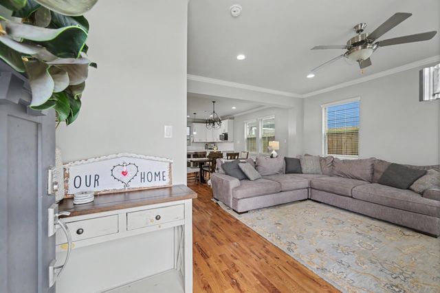 909 E 33rd Street, Houston, TX 77022