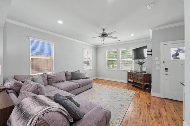 909 E 33rd Street, Houston, TX 77022