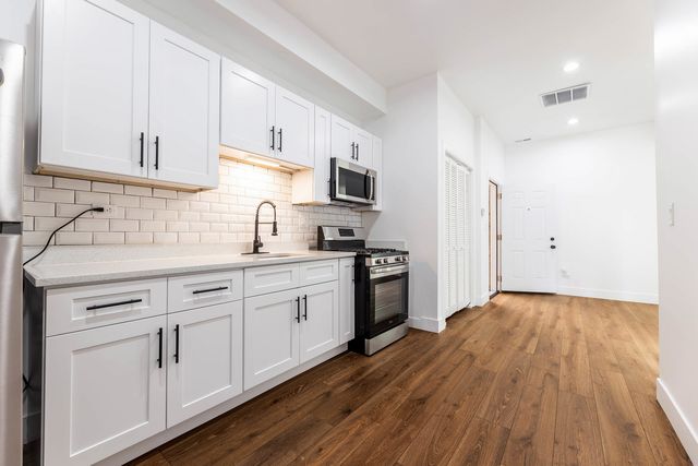 1421 E 69th Place, Chicago, IL 60637