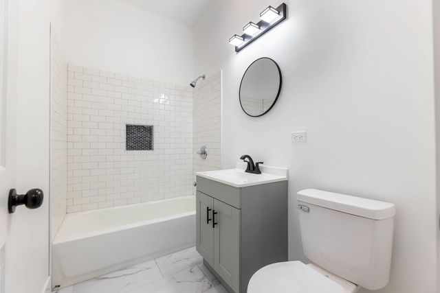 1421 E 69th Place, Chicago, IL 60637
