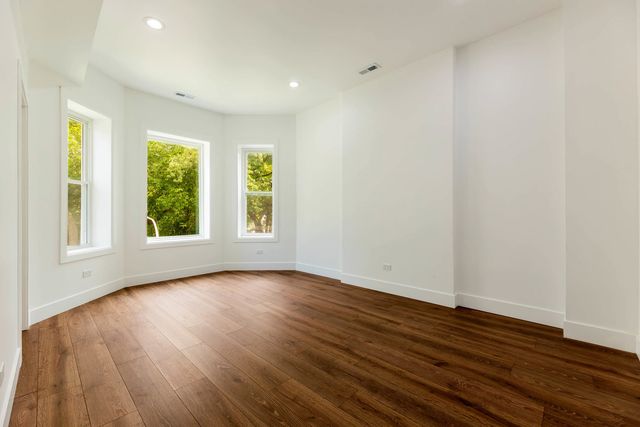 1421 E 69th Place, Chicago, IL 60637