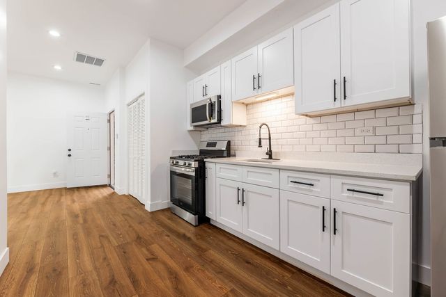 1421 E 69th Place, Chicago, IL 60637