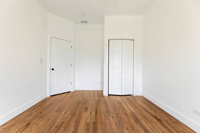 1421 E 69th Place, Chicago, IL 60637