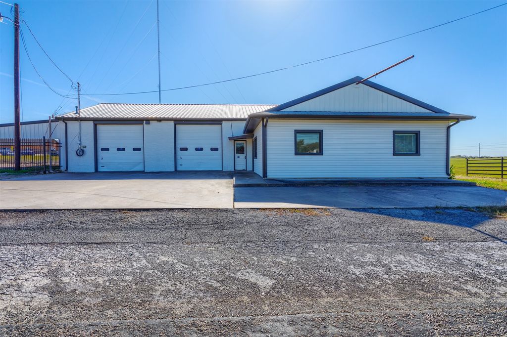 600 W Main Street 1, Whitesboro, TX 76273