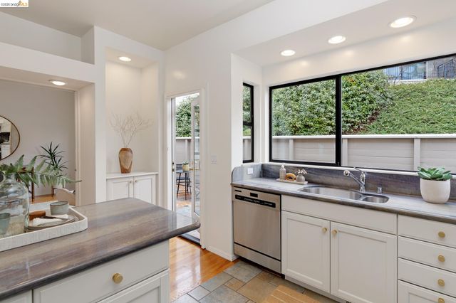 45 Schooner Hl, Oakland, CA 94618