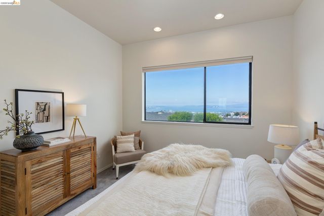45 Schooner Hl, Oakland, CA 94618