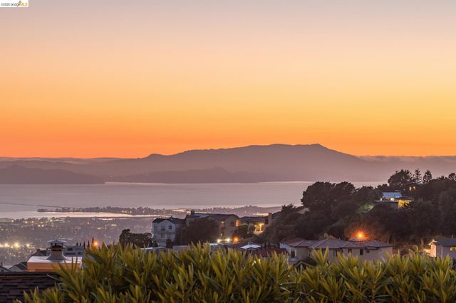 45 Schooner Hl, Oakland, CA 94618
