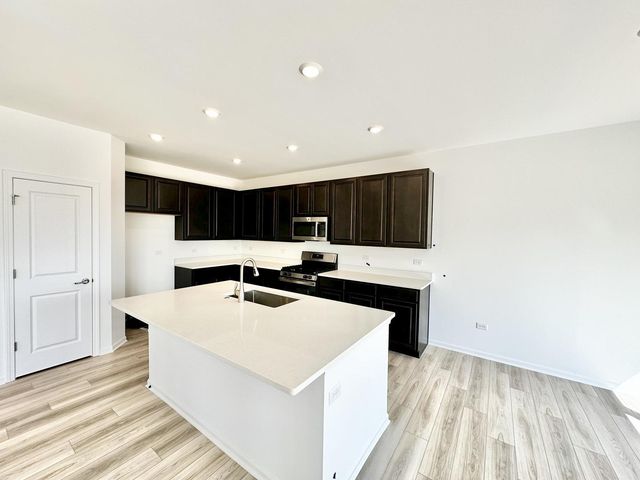 702 West Point Way, Oswego, IL 60543