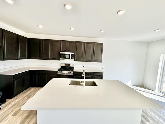 702 West Point Way, Oswego, IL 60543