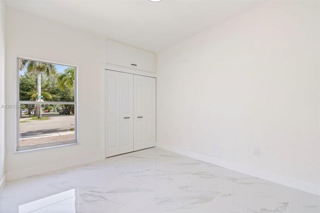 7978 NW 200th St, Hialeah, FL 33015