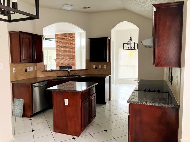 6006 Team Court, Arlington, TX 76018