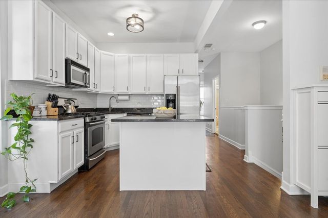 2924 W Berteau Avenue 1, Chicago, IL 60618
