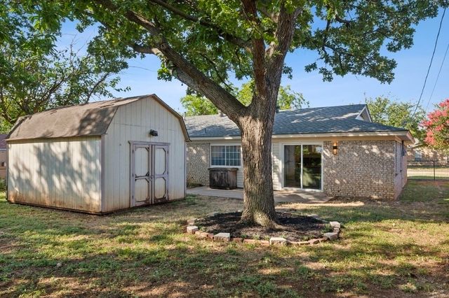 409 Wallace Drive, Crowley, TX 76036