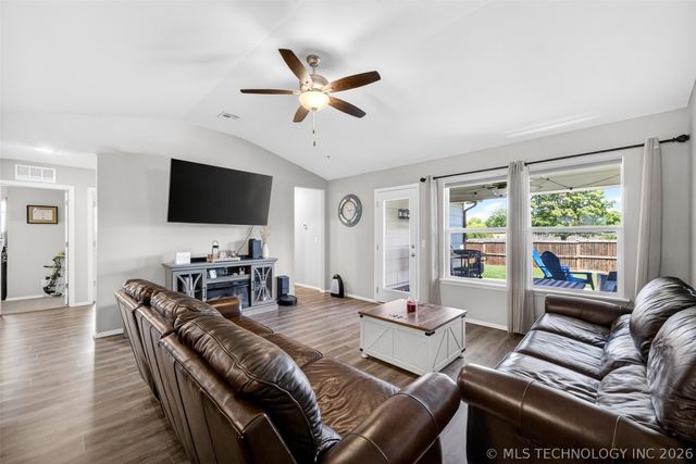 8601 N 76th East Place, Owasso, OK 74055