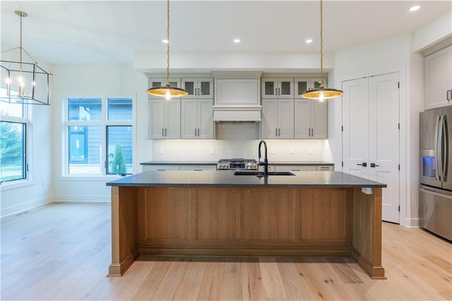 2840 W 133rd Terrace, Leawood, KS 66209