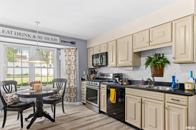 1001 W BURNSIDE Drive, Peoria, IL 61614