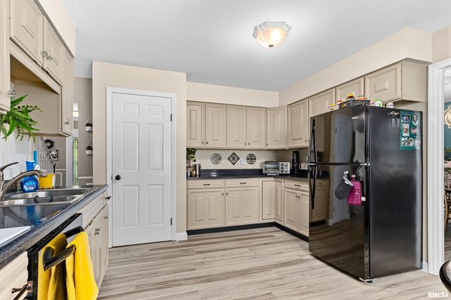 1001 W BURNSIDE Drive, Peoria, IL 61614