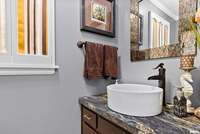 1001 W BURNSIDE Drive, Peoria, IL 61614