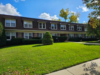 350 Brainerd Avenue 7A, Libertyville, IL 60048