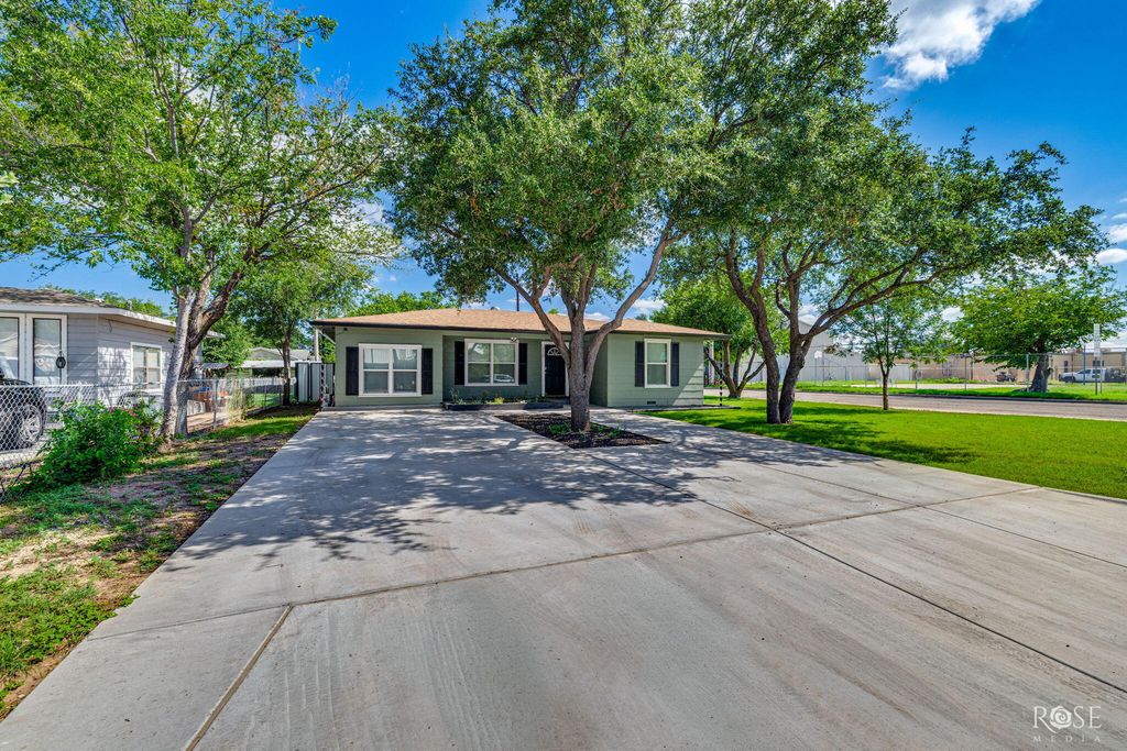 Image 4 of property listing at 310 Greer Street, San Angelo, TX 76903