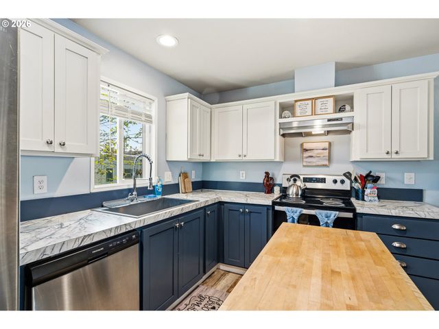 936 S BEACON St, Rockaway Beach, OR 97136