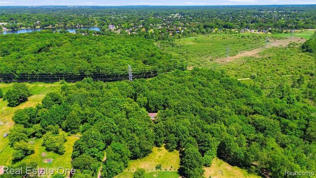 3559 Perry Lake Road, Ortonville, MI 48462