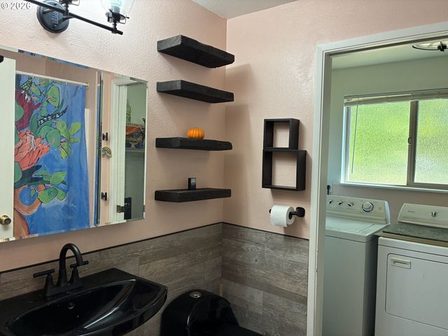 5918 N NEWARK St, Portland, OR 97203