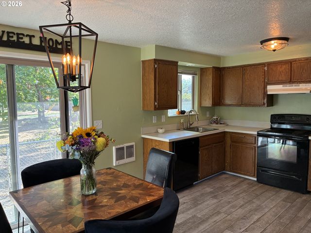 5918 N NEWARK St, Portland, OR 97203