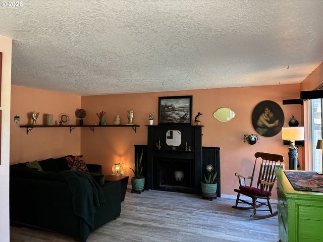 5918 N NEWARK St, Portland, OR 97203