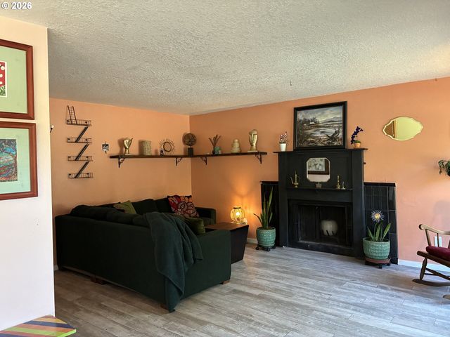 5918 N NEWARK St, Portland, OR 97203