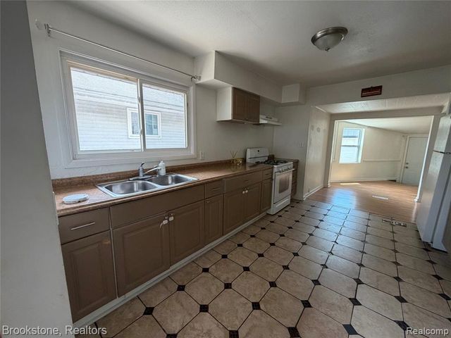 29 W Rutgers Avenue, Pontiac, MI 48340