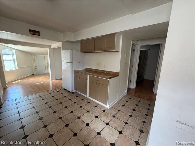 29 W Rutgers Avenue, Pontiac, MI 48340