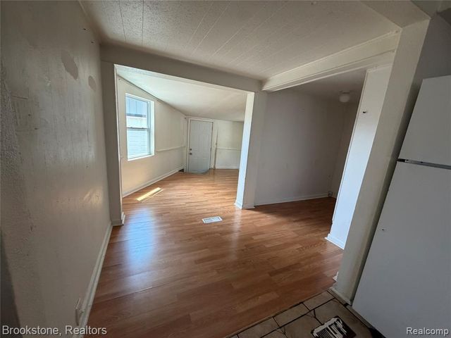 29 W Rutgers Avenue, Pontiac, MI 48340