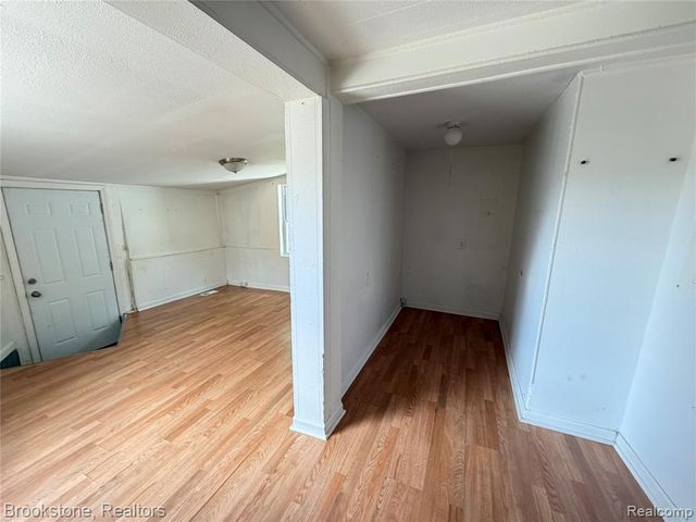 29 W Rutgers Avenue, Pontiac, MI 48340