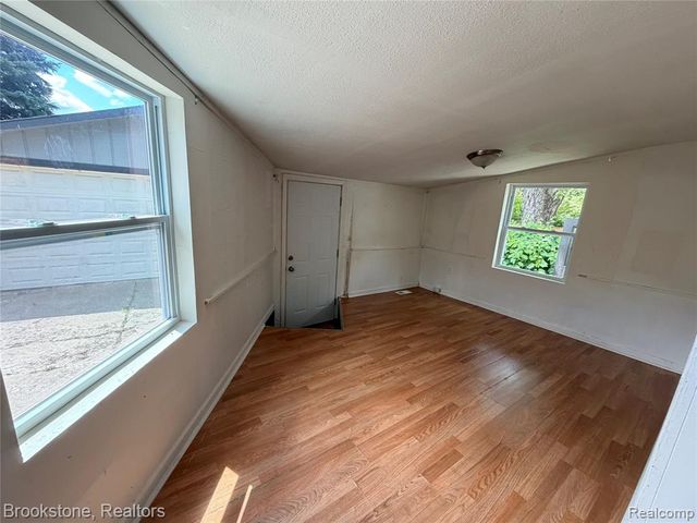 29 W Rutgers Avenue, Pontiac, MI 48340