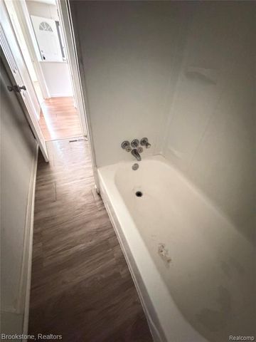 29 W Rutgers Avenue, Pontiac, MI 48340