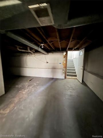 29 W Rutgers Avenue, Pontiac, MI 48340