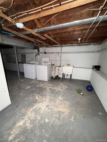 29 W Rutgers Avenue, Pontiac, MI 48340