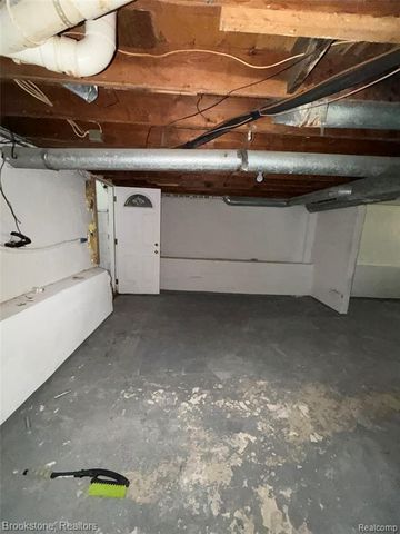 29 W Rutgers Avenue, Pontiac, MI 48340