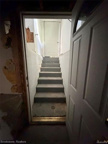 29 W Rutgers Avenue, Pontiac, MI 48340