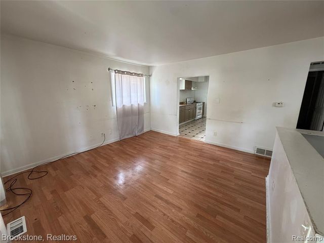 29 W Rutgers Avenue, Pontiac, MI 48340