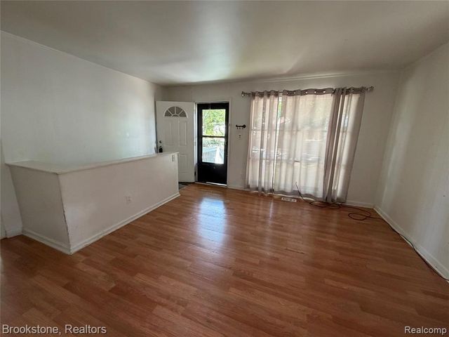 29 W Rutgers Avenue, Pontiac, MI 48340