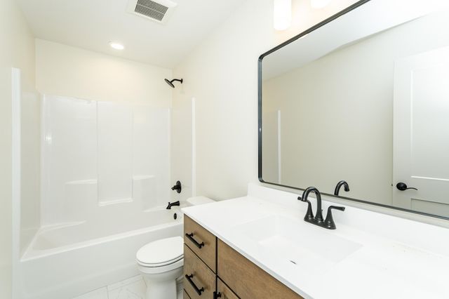 3435 Stonehedge Drive NE, Rochester, MN 55906