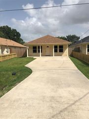 319 Kansas Street, Bacliff, TX 77518