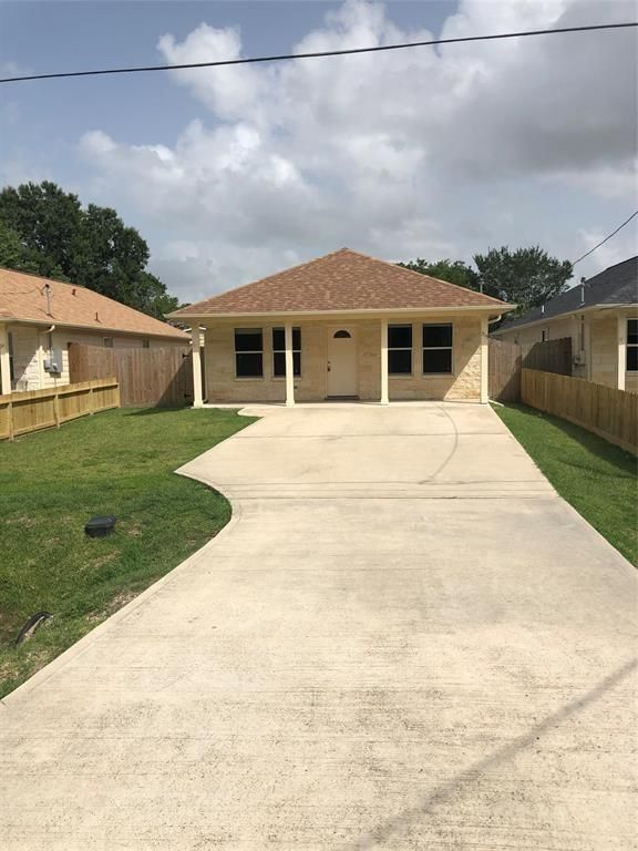 319 Kansas Street, Bacliff, TX 77518