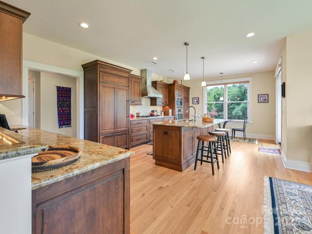 383 Ridgeview Hill Drive, Hendersonville, NC 28791
