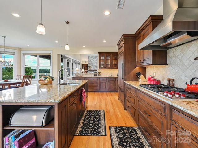 383 Ridgeview Hill Drive, Hendersonville, NC 28791